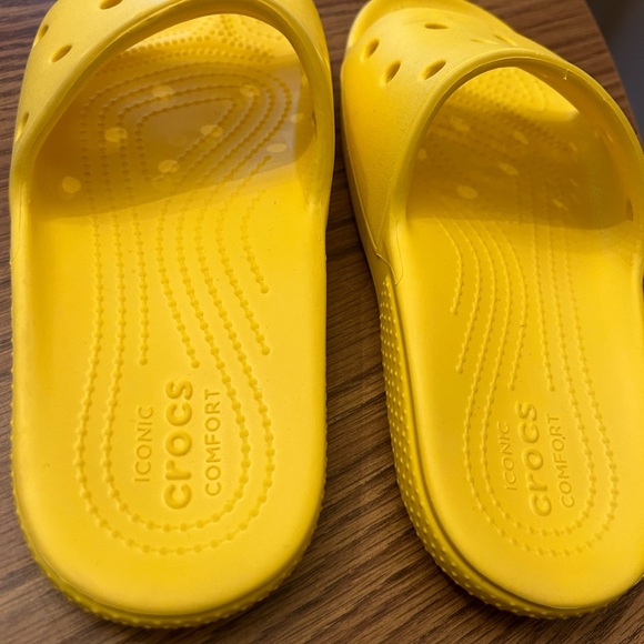 Crocs Unisex-Adult Classic Yellow Slide Sandals Women's Size 6 / Men's Size 4 - Picture 5 of 8